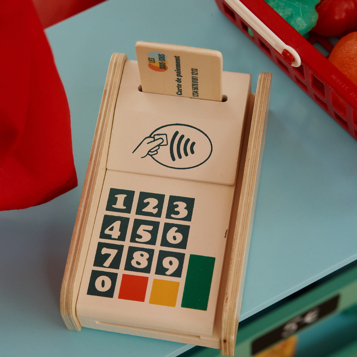 Machine à carte bancaire en bois