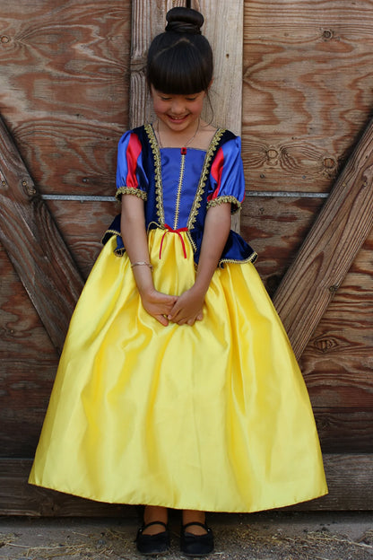 Robe de princesse jaune et bleue