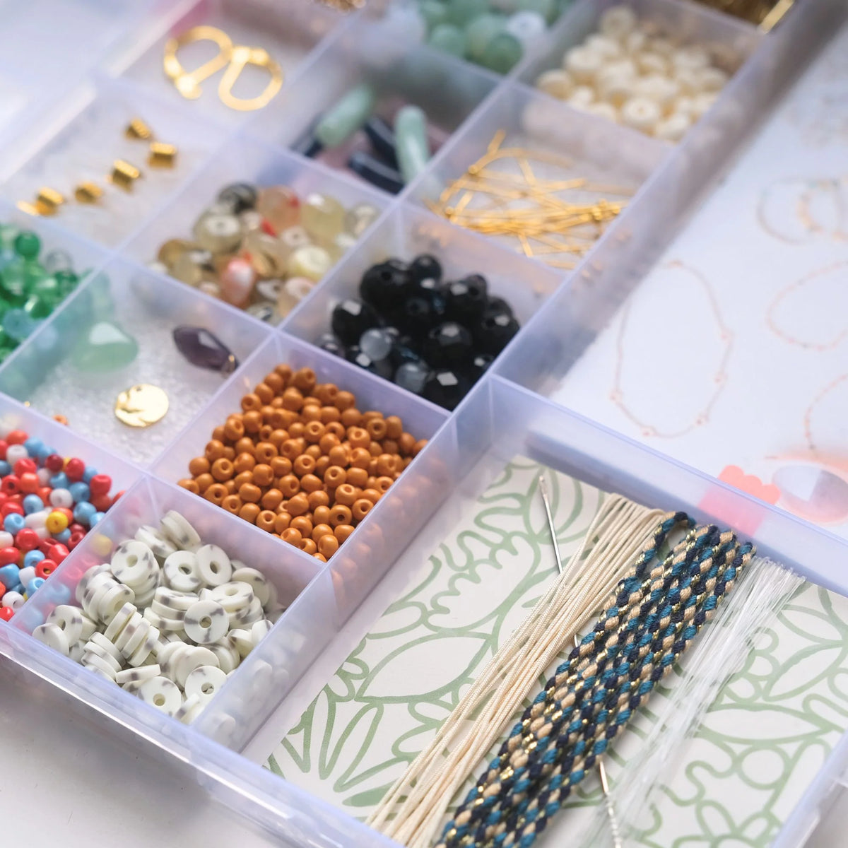 Maxi boîte de perles et d'apprêts