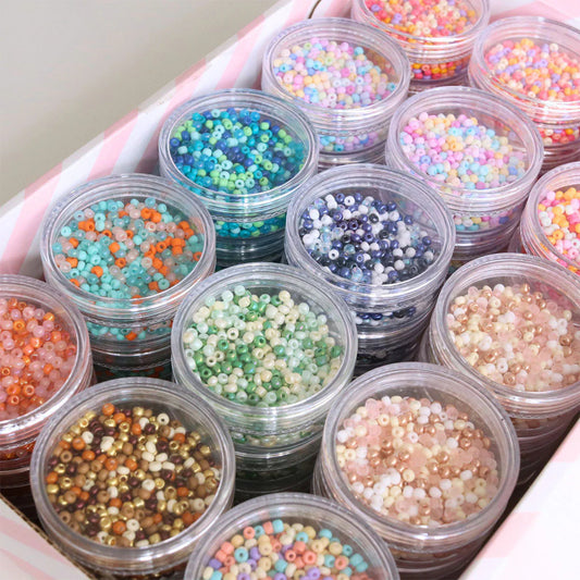 Petit pot de perles de rocailles