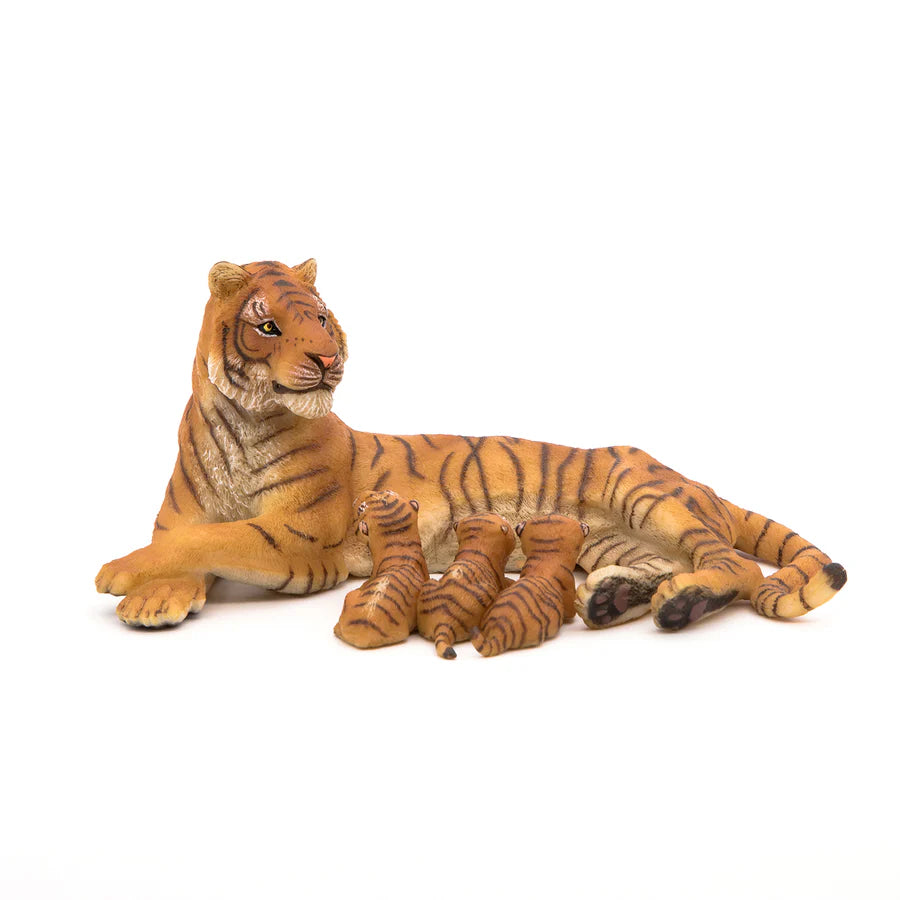 Figurine Papo Tigresse couchée allaitant