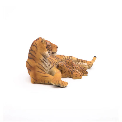 Figurine Papo Tigresse couchée allaitant
