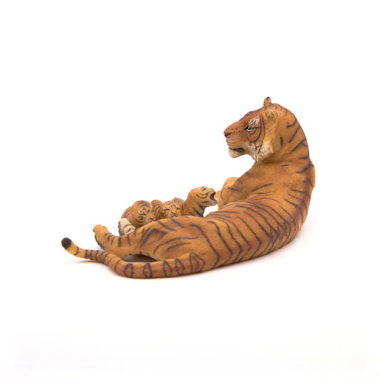 Figurine Papo Tigresse couchée allaitant