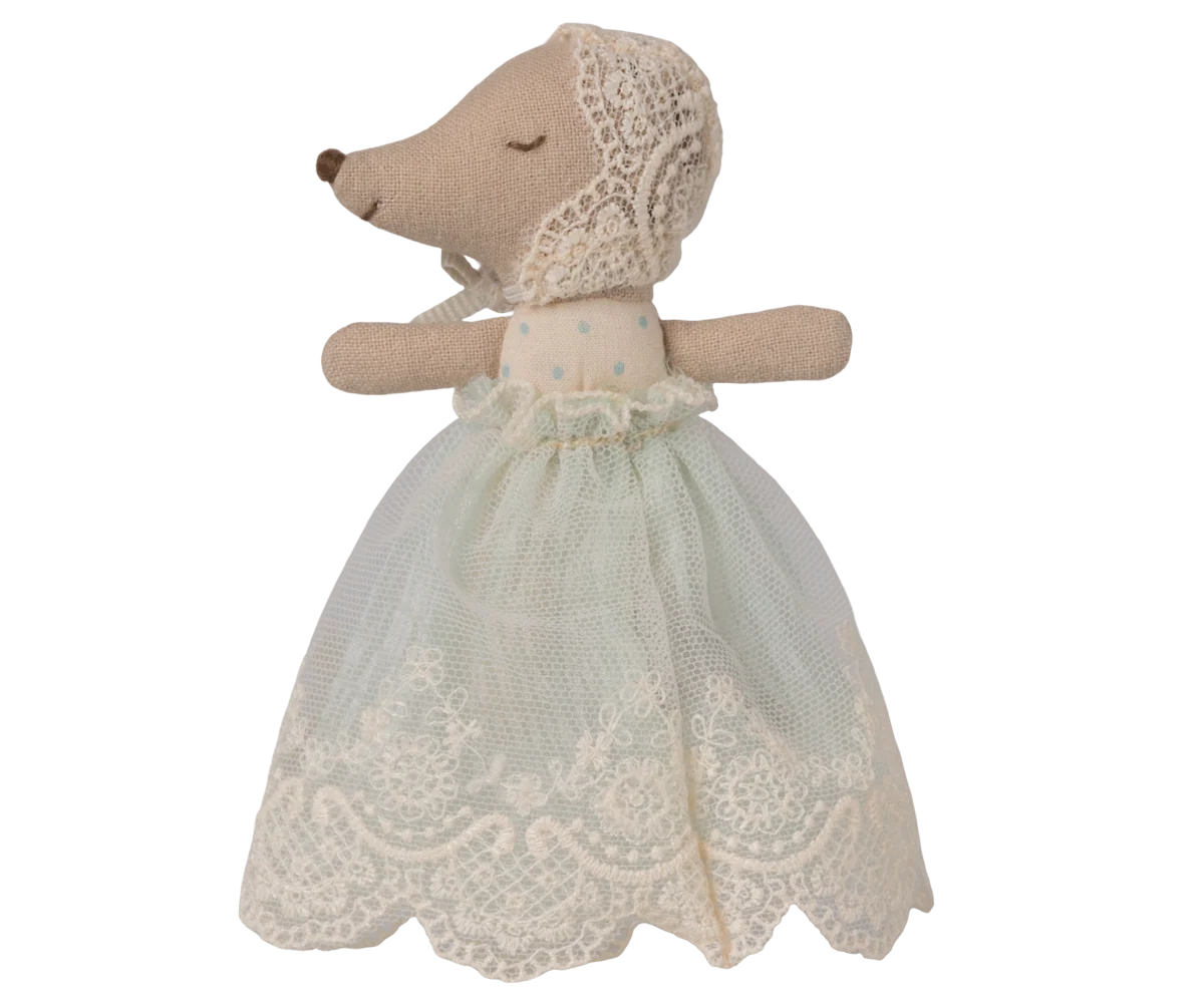 Bébé souris en robe