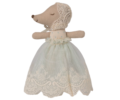 Bébé souris en robe