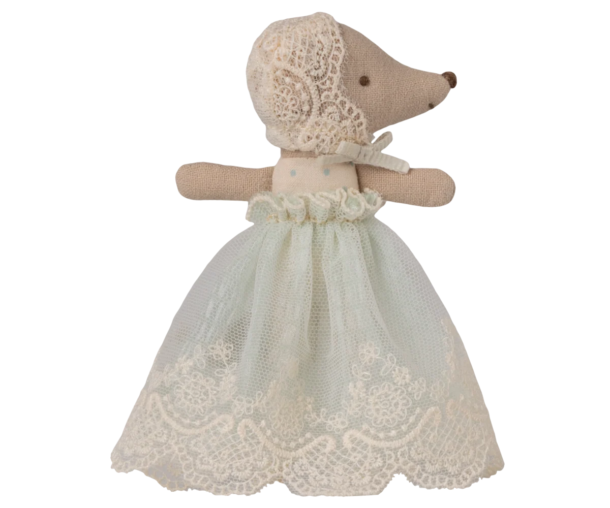 Bébé souris en robe