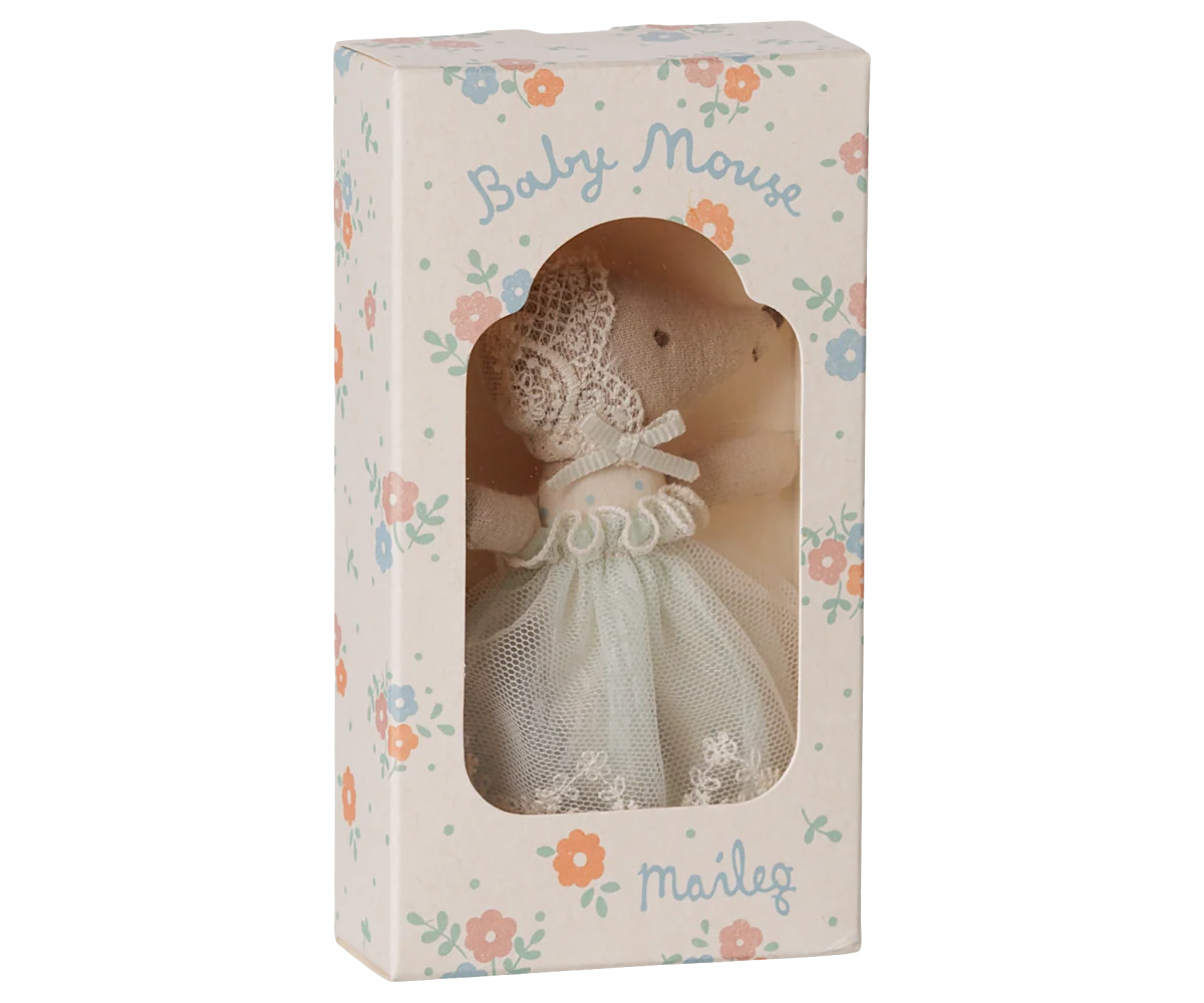 Bébé souris en robe