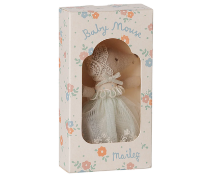 Bébé souris en robe