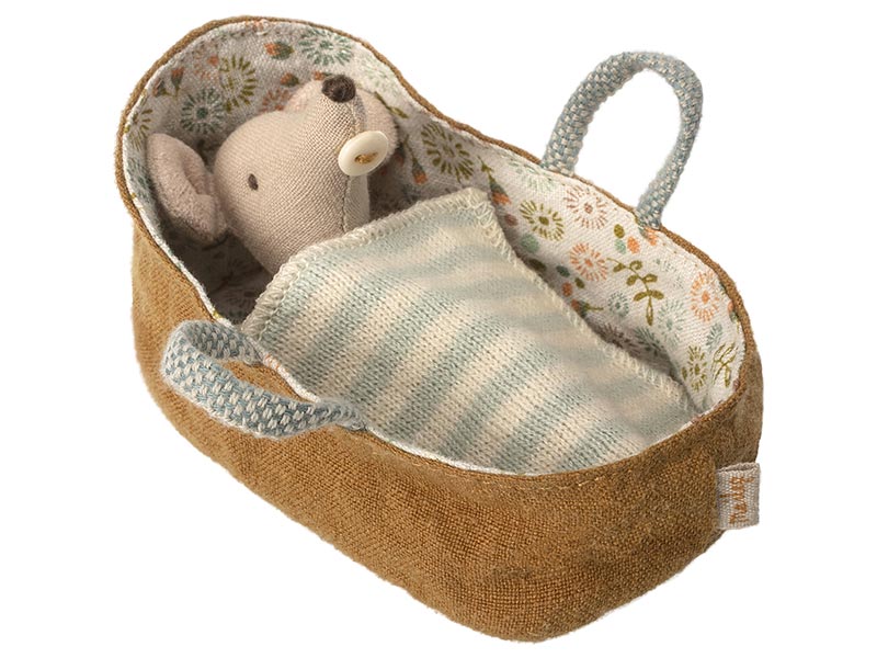 Bébé souris dans son couffin