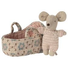 Bébé souris dans son couffin